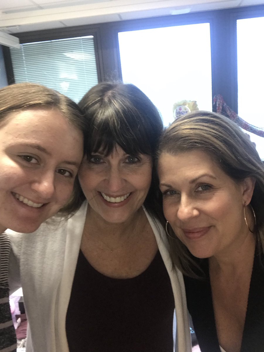 Rock star Design My Room team! Three in one day! 💪🏼💪🏼💪🏼#TeamworkTuesday #giveback