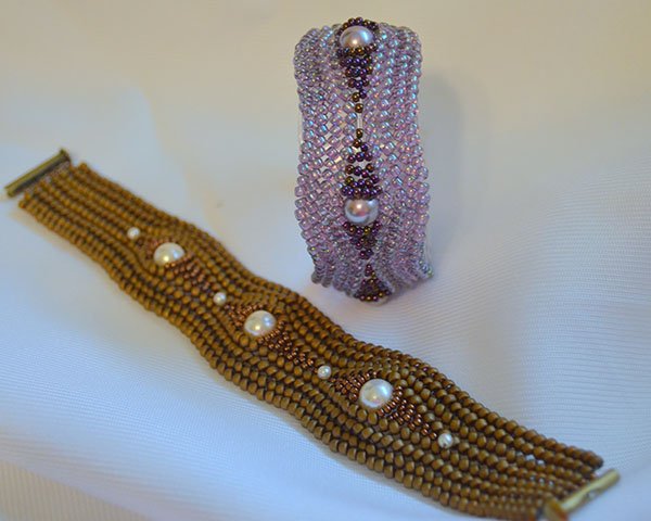 BeadandButton's tweet photo. Flexible &amp; lightweight with a simple elegance only flat herringbone can offer, this bracelet feels as luscious as it looks. Plus the wavy ridge of pearls adds a classic feminine touch! https://t.co/pDucyXDZue #beadandbuttonshow #beadandbuttonshow2019 #bnbshow #milwaukee https://t.co/s67e6BFqi4