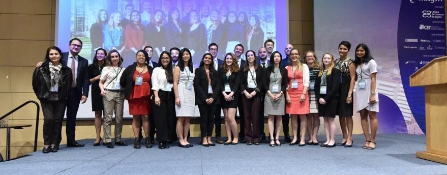 bogota_emprende's tweet photo. #EnVivo | El premio 'Grand Challenge' busca crear soluciones a sistemas complejos, el ganador gana mil dolares y capacitación en MIT por tres meses, finalistas son #Agora y #oncoconect. #BogotáEmprendeCCB
#MITgsw2019 https://t.co/8VocrIuw2D