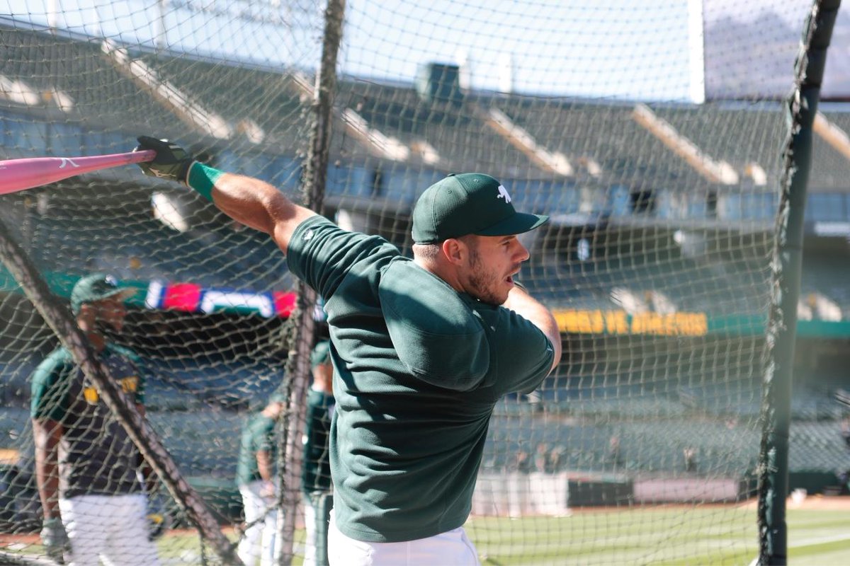 atleticos's tweet photo. ⚙ Afinando la maquinaria para la batalla de esta noche. ���
#LosAtléticos | #HechoEnOakland https://t.co/ZtKzhyPC92