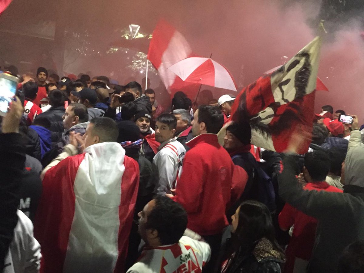 acsmmza's tweet photo. El presidente de la Liga Mendocina, Carlos Suraci, se negó a atender a los jugadores de San Martín (respaldado por sus hinchas)  que queria entregar un petitorio ante el ente madre del fútbol mendocino para solicitar el apoyo ante el Consejo Federal. https://t.co/UI4PDGe7HB