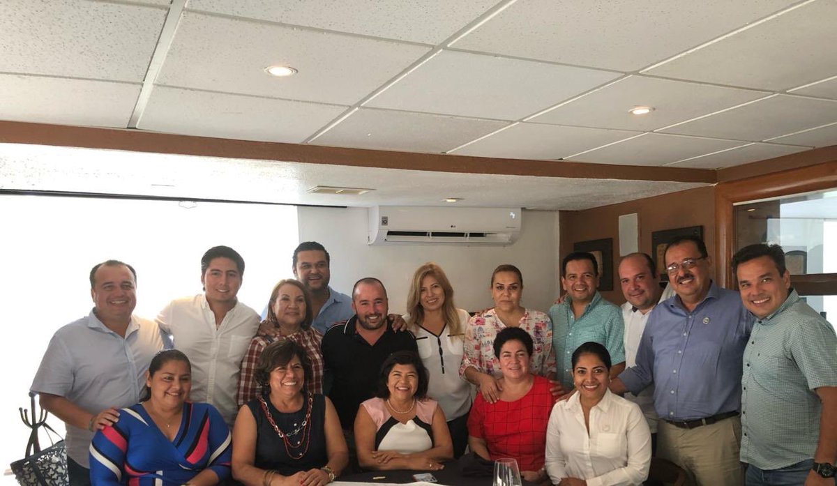RicardoTajaMX's tweet photo. Nos reunimos con mis amigos regidores y ex candidatos a diputados locales, con quienes coincidimos en seguir trabajando en coordinación para gestionar beneficios a los acapulqueños. https://t.co/TZ0MGoTHub