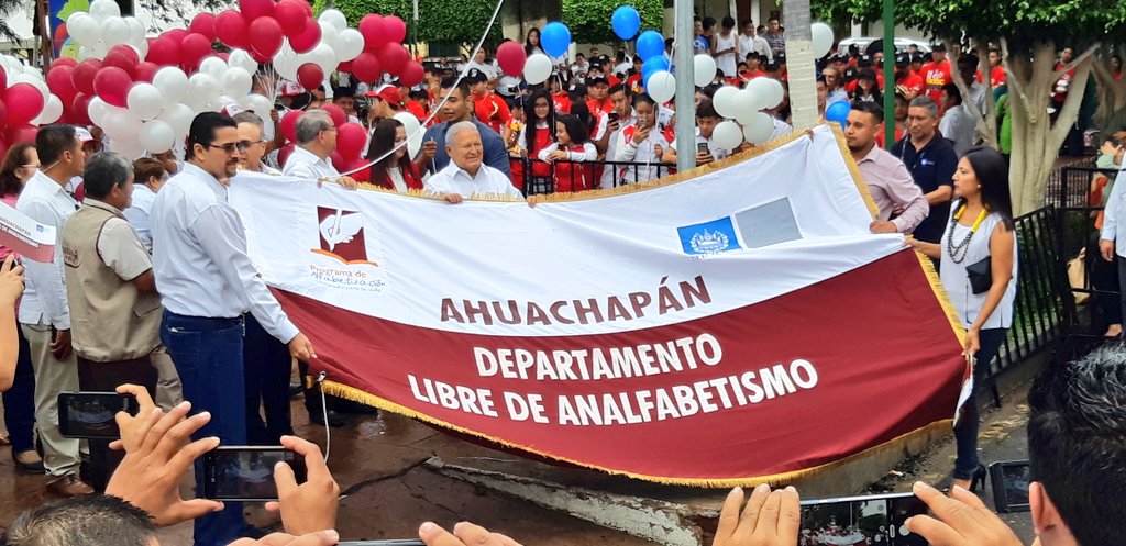CastanedaMined's tweet photo. 165 territorios libres de analfabetismo, más de 397 mil personas alfabetizadas por 119,400 voluntarios. Un legado importante del programa nacional de Alfabetización  @alfabetiza https://t.co/7VgY9GUa10