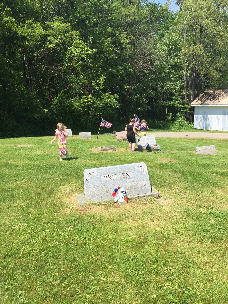 MissAlexisBrink's tweet photo. So proud of my girls for helping out this weekend with all of the Memorial Day festivities and honoring our veterans and their families. small town pride! #ProudGirlScoutLeader ❤️💙🇺🇸 https://t.co/DqCW1MWE9T