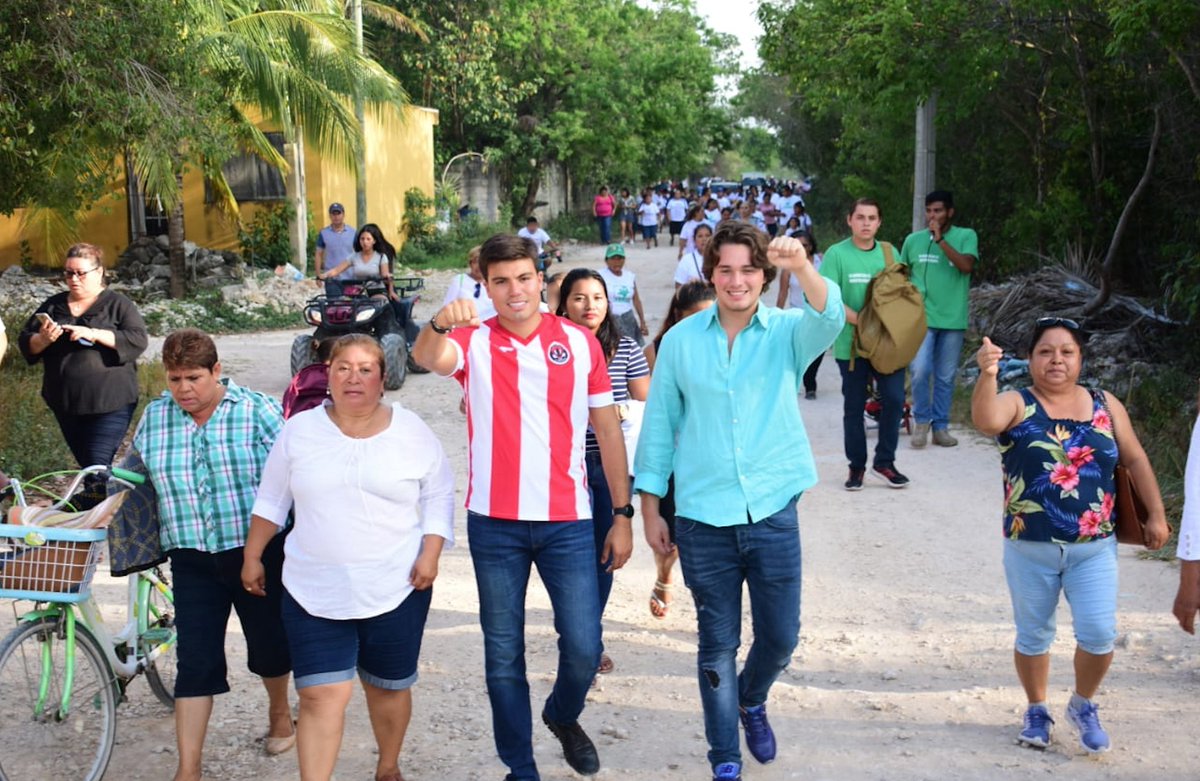 En el recorrido de hoy en Alfredo Bonfil, usé mi playera del equipo <a href="/PionerosFC/">Pioneros #39AñosDeHistoria</a> por que ¡Yo si le voy, le voy a pioneros!
#TodosSomosPioneros

Este 2 de junio vota por el cambio que #Cancún necesita.
#Morena #Verde #PT #JuntosHaremosHistoria