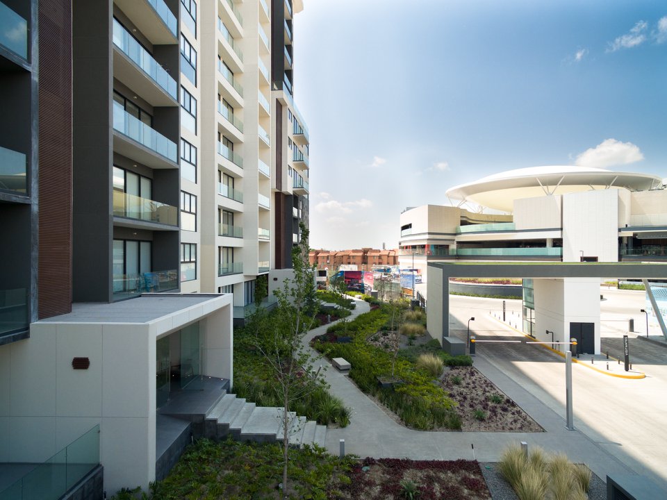 AbiliaInmo's tweet photo. Invertir en un desarrollo de usos mixtos es de lo más seguro, pues la integración de sus diferentes usos inmobiliarios brinda diversificación y conlleva mayor plusvalía. Latitud Victoria, de Abilia, es la mejor opción: https://t.co/V5ii4c2Aac https://t.co/fc3qVvvipR