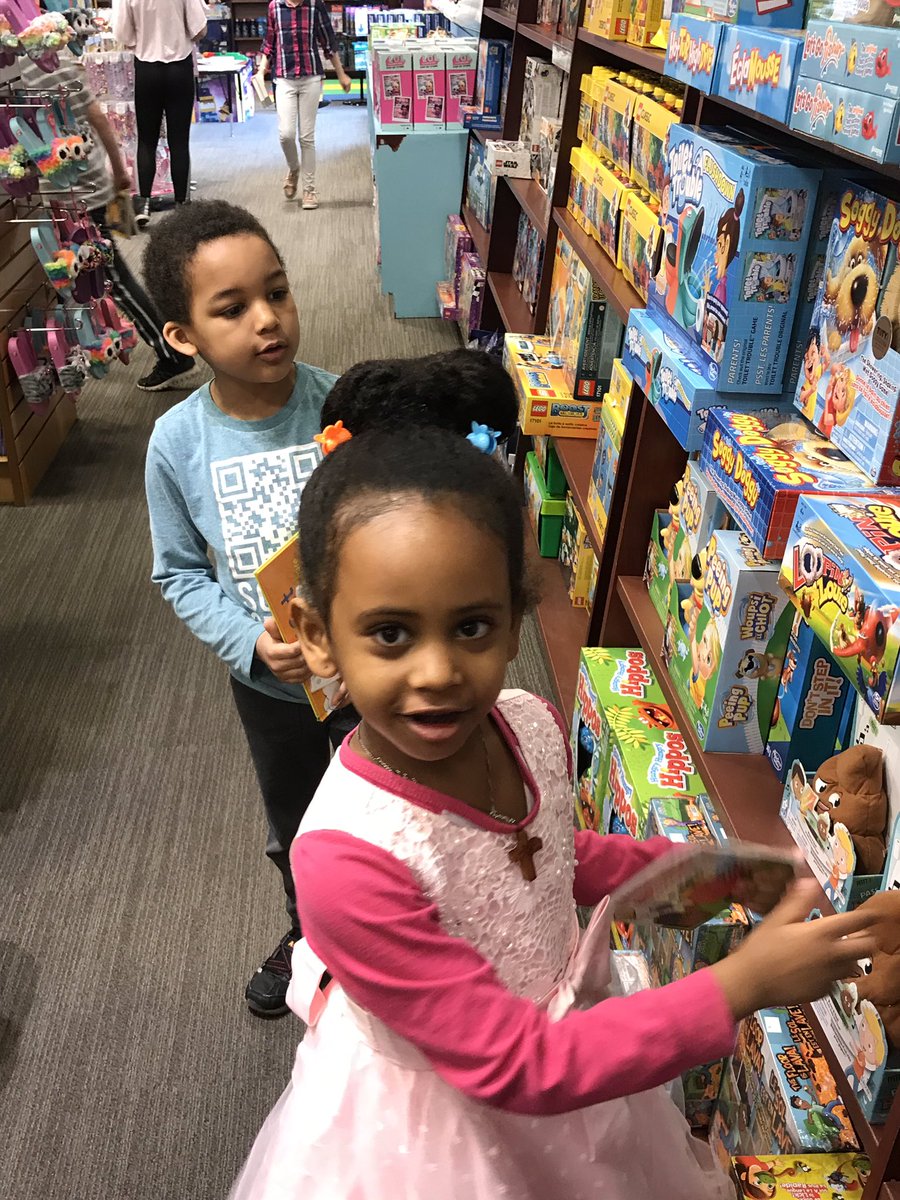 andrew_llc's tweet photo. These super shoppers had no trouble finding interesting books for our library! @Jessica_W_NLESD @standrewselem @chaptersindigo @kinderkuzins @MsSwain2 #loveofreading https://t.co/tL6mYKwob1