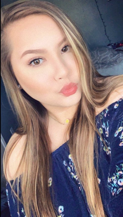 anniemooore's tweet photo. In case y’all forgot what I look like since I never post pics on here anymore lol https://t.co/MbLWyqBcjZ