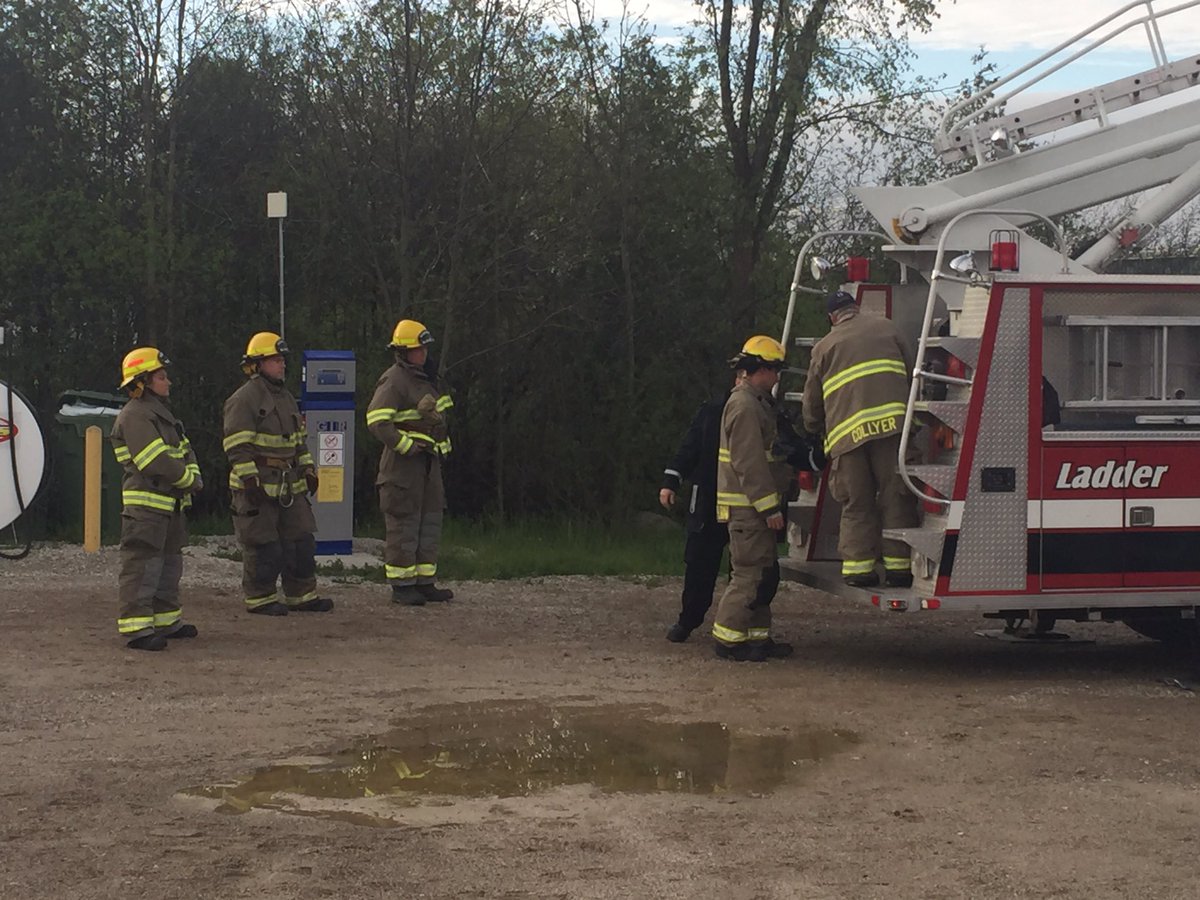 MeafordFire's tweet photo. @MeafordFire working on ladder training and aerial truck awareness tonight. #laddersup https://t.co/VjUrbcHUmT