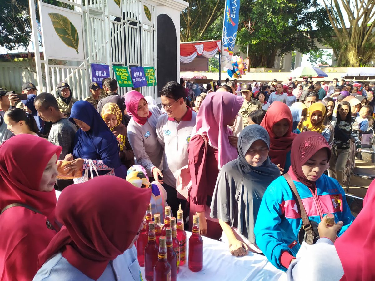 pemkabtmg's tweet photo. Pelaksanaan Pasar murah di Pendopo Pengayoman dan sekitar alun-alun Temanggung, Rabu (29/5). Menyediakan makanan pokok berupa beras, gula pasir, minyak goreng, terigu dan telur.
Warga masyarakat sangat antusias dan rapi mengantri untuk mendapatkan barang dengan harga murah. https://t.co/hzFcQCy3WW