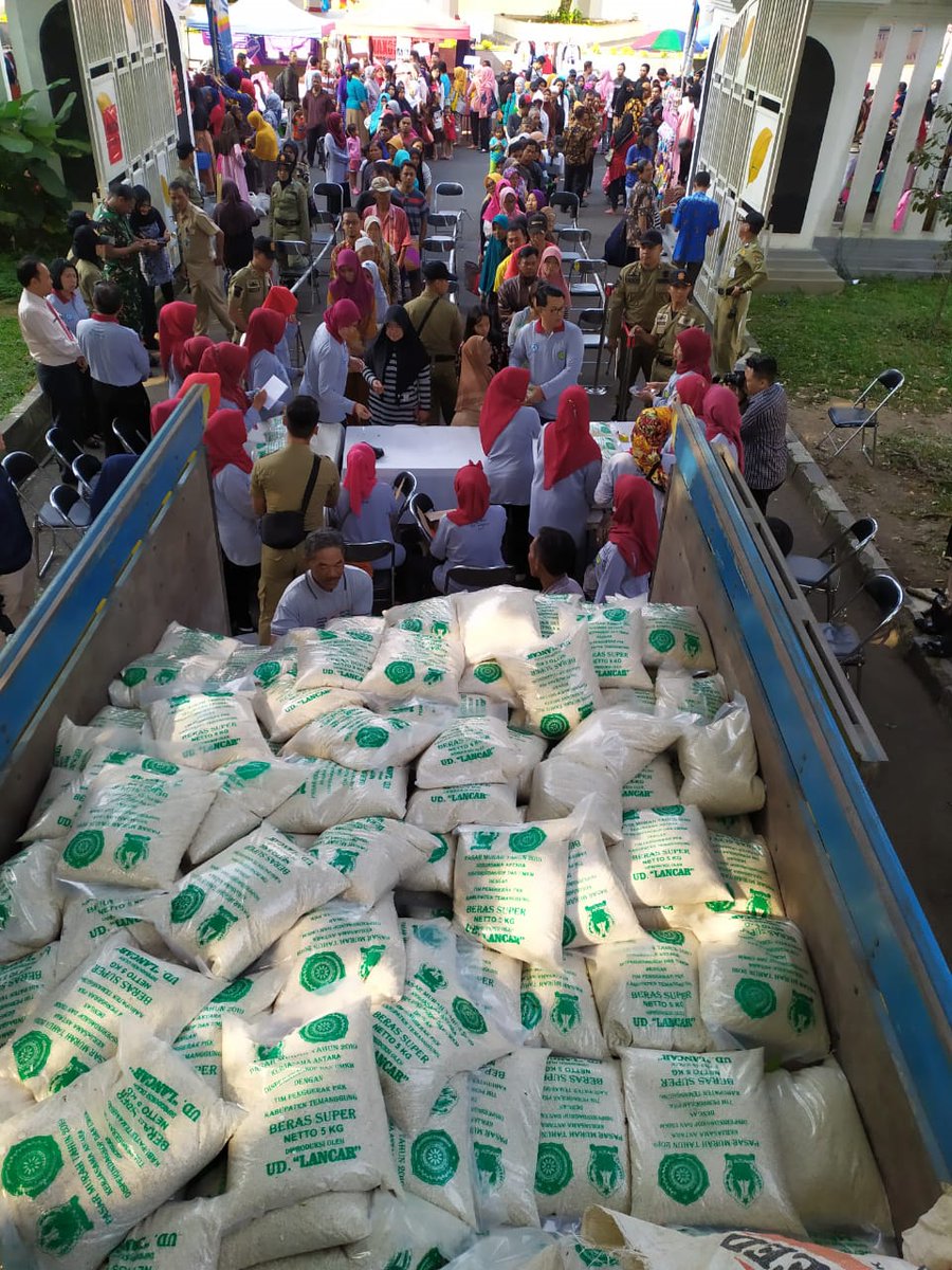 pemkabtmg's tweet photo. Pelaksanaan Pasar murah di Pendopo Pengayoman dan sekitar alun-alun Temanggung, Rabu (29/5). Menyediakan makanan pokok berupa beras, gula pasir, minyak goreng, terigu dan telur.
Warga masyarakat sangat antusias dan rapi mengantri untuk mendapatkan barang dengan harga murah. https://t.co/hzFcQCy3WW