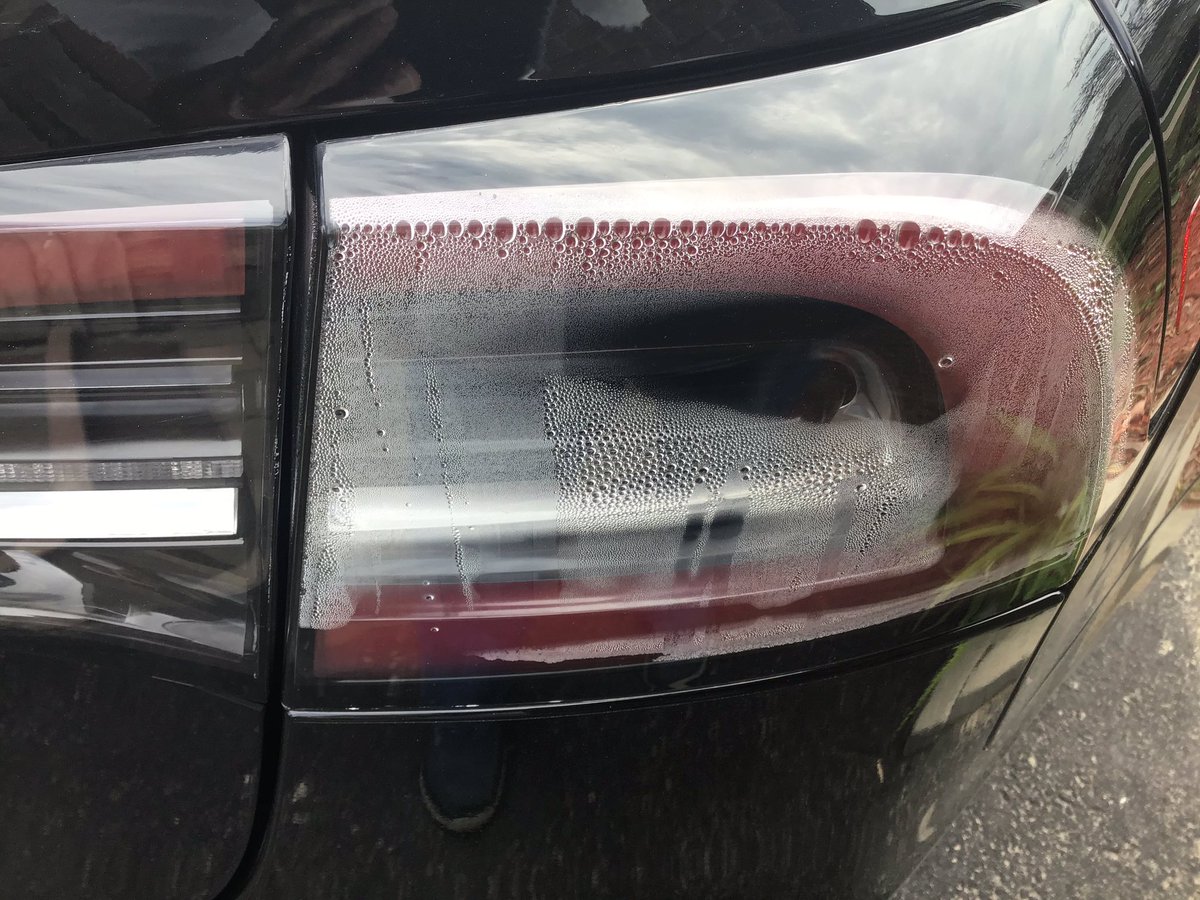 RedzonebenPeral's tweet image. #teslaqualityissues do you find normal that fog and water drop is present inside my right rear headlight on my new Tesla M3. Montreal service center doesn’t want to replace it on warranty. Do you think electrical problem could occur