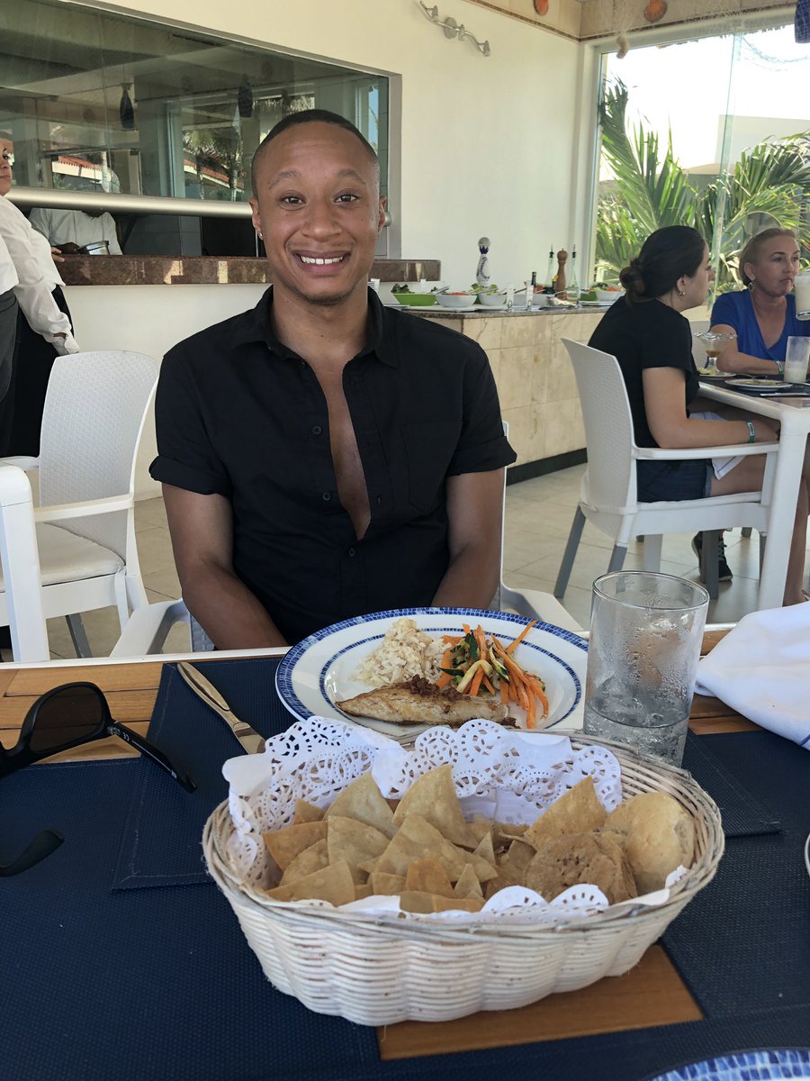 DeeJairae's tweet photo. Me at lunch earlier feeling like a complete dead bitch. #FakeAssSmile https://t.co/XfrYljMiLV