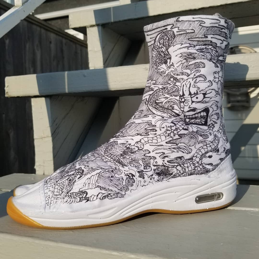 Siamurai's tweet photo. Worked on the inside part on Sunday.  Today worked on it more during the wait at the airport and while on the flight back home to Vancouver.  Quite happy with this one so far. 😁

#customshoes #customtabi #tabi #taiko #AnimeNorth2019 https://t.co/DiGqtOdllt