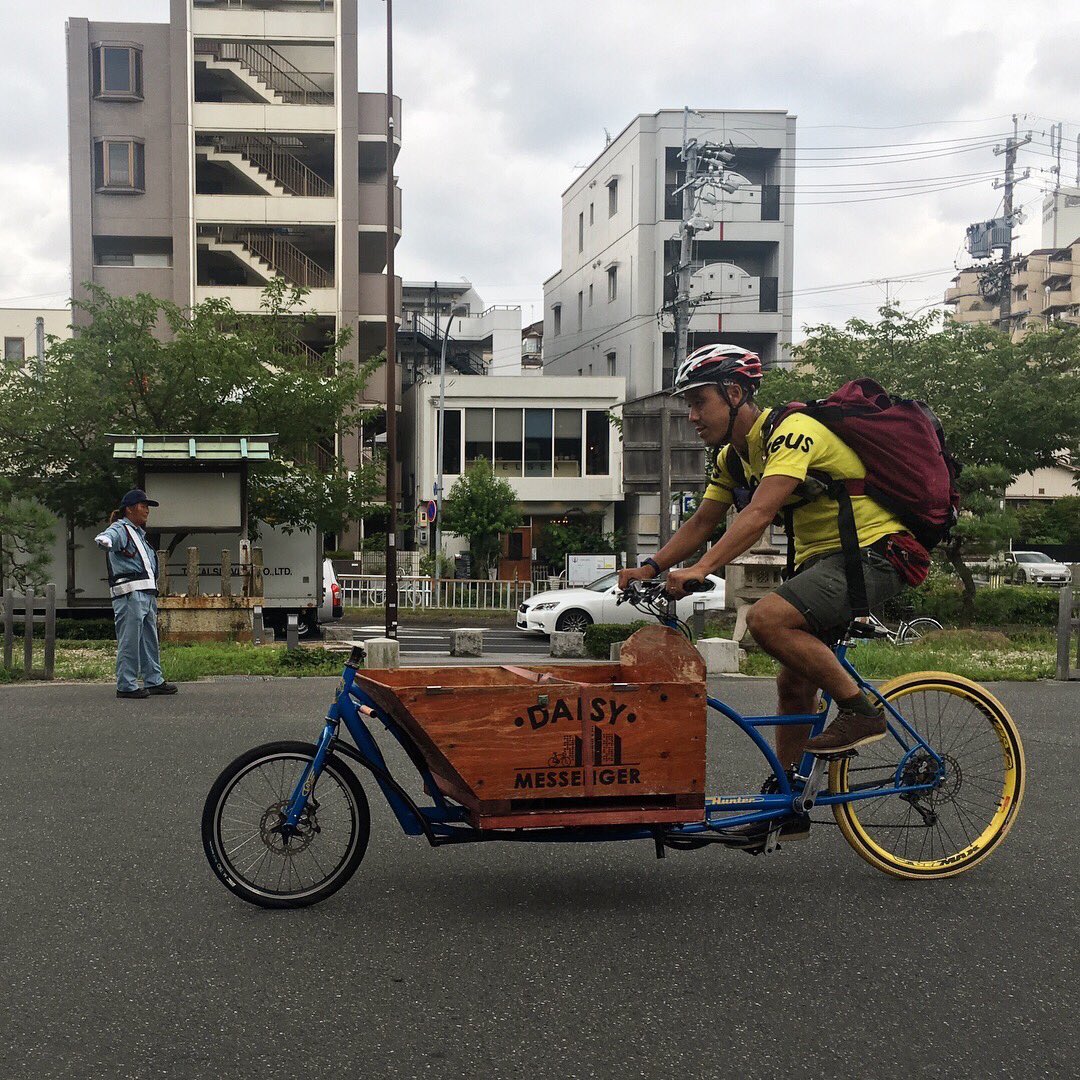 daisymessenger's tweet photo. デイジーメッセンジャーの #カーゴバイク は最大積載量100kg。もちろん #ゼロエミッション です。
#bikemessenger #greentransport #urbanmobility #cargobike #huntercycles https://t.co/d1zI3B15Sb
