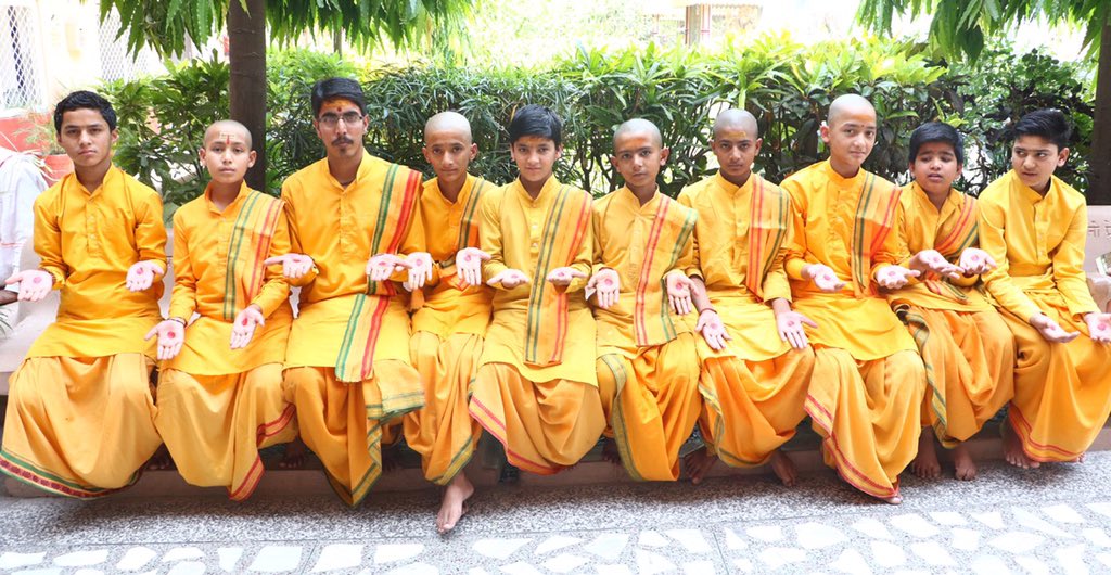 wash_alliance's tweet photo. Thank you @ParmarthNiketan 4 showing #faithinaction as young Gurukul boys join us in the #RedDotChallenge & get inspired by their faith leaders to create a world w/ #nomoretaboos & #nomoreshame for their sisters & mothers on #MenstrualHygieneDay #MHDay2019. @HeForShe @UNICEFIndia https://t.co/zXzbdSQ8XO