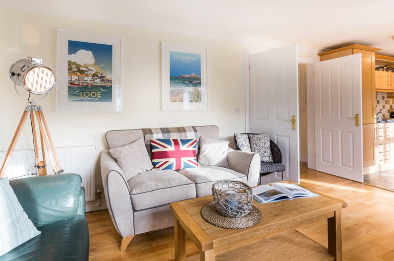 DISCOUNT! This week Friday 31st May - Friday 7th June ONLY £500! -   DRIFTWOOD, 2 bedroom, 2 bathroom quayside apartment with balcony near  #Falmouth, #Cornwall BOOK HERE : bit.ly/2aE4prK #Holiday  @WotchaMedia <a href="/LastMinuteSW/">Last Minute Cornwall</a> <a href="/VisitFalmouth/">Visit Falmouth</a> <a href="/VisitPenryn/">VisitPenryn</a> <a href="/FalRiver/">Fal River Cornwall</a> ☀️⚓️