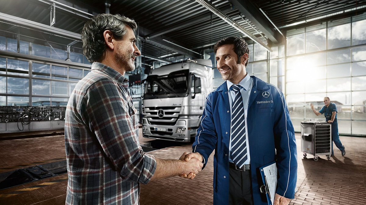 Владелец грузовика. Mercedes Benz Truck service. Механик Мерседес. Mercedes Benz сервис. Консультант Мерседес.