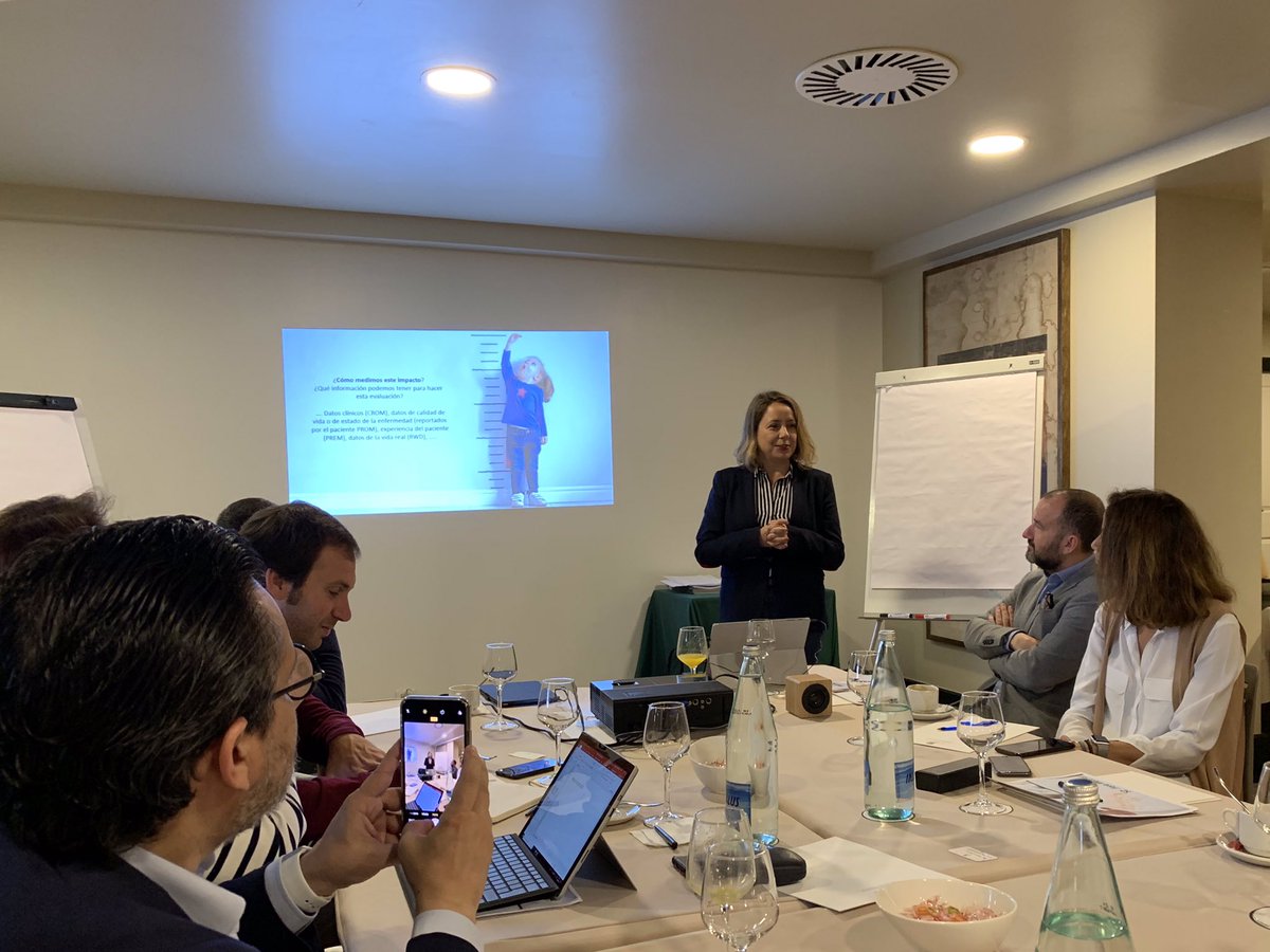 DCebSan's tweet photo. #NegrinInnova en #LateralSalud 

El reto de hoy: incorporar la medición de #valor en la producción de nuestras organizaciones.

La experiencia del Hospital de Cruces en:
1) Incorporar paciente en el mapa de procesos
2) Incorporar sets de @ICHOM_ORG https://t.co/TTL91SQeyw