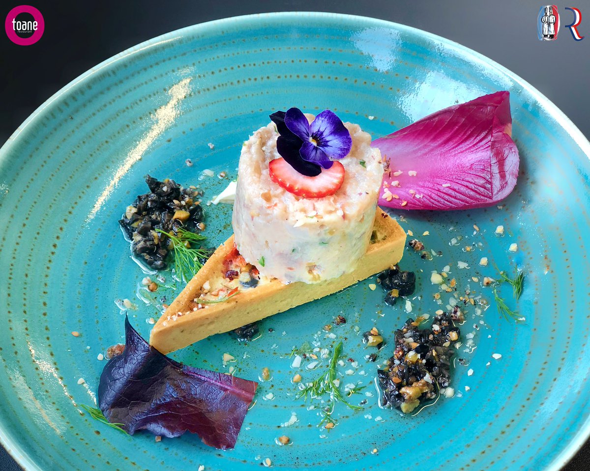 Tartare de yellow tail au sésame, tarte provençale et sa vinaigrette aux olives... #Toane #restaurant #menu #Lyon #lyonresto #tartare #perlati #igerslyon #onlylyon  #resto #food #gastronomie  #grezieu