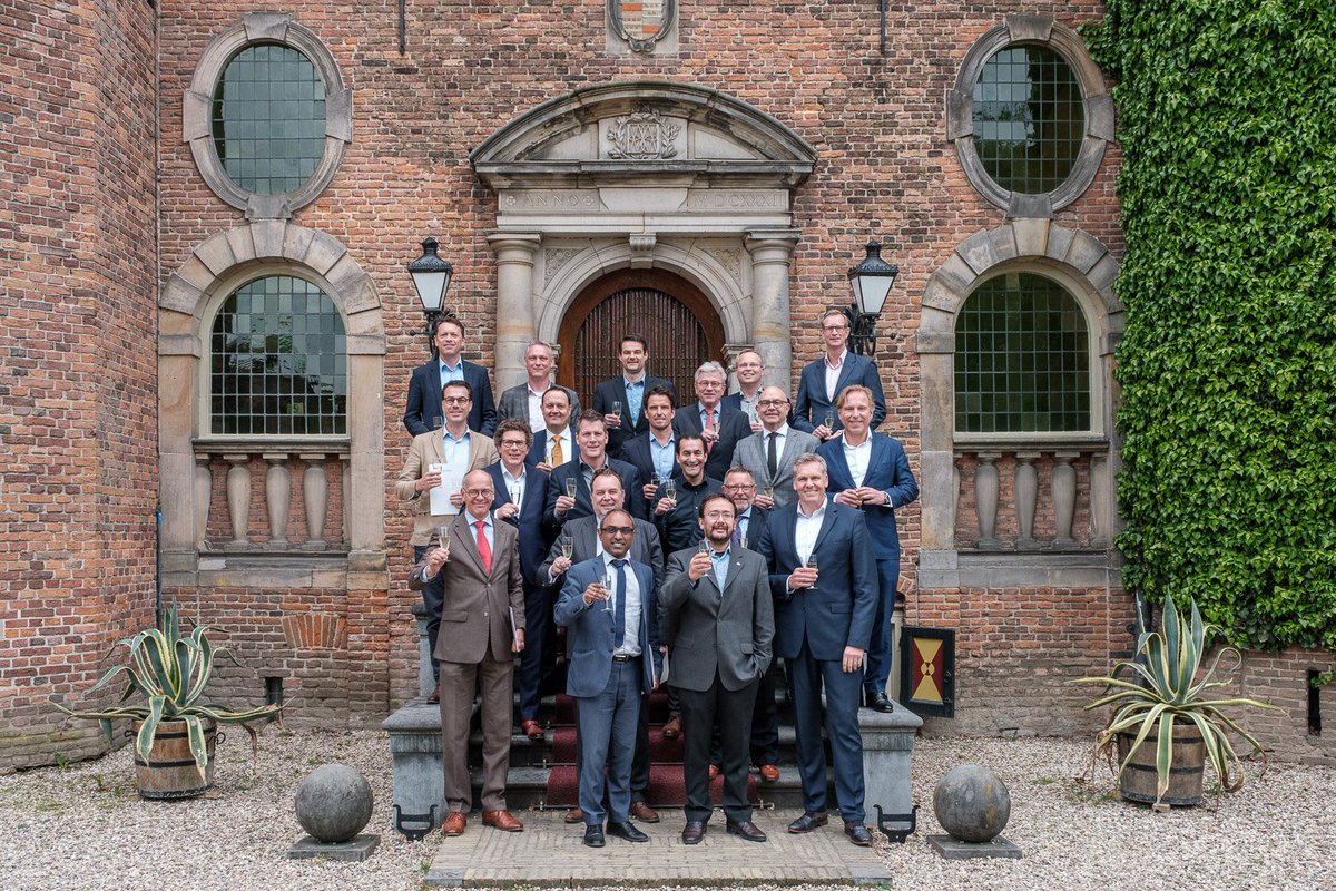 NyenrodeBU's tweet photo. Afgelopen week hebben de deelnemers van de 5e jaargang IT Regie Management het programma afgerond. In de afgelopen periode hebben de deelnemers zich als senior IT-managers verder ontwikkeld tot IT-regisseurs. Een mooi resultaat! @interexcellent #nyenrode #interexcellent https://t.co/Sn3gMpGkaq