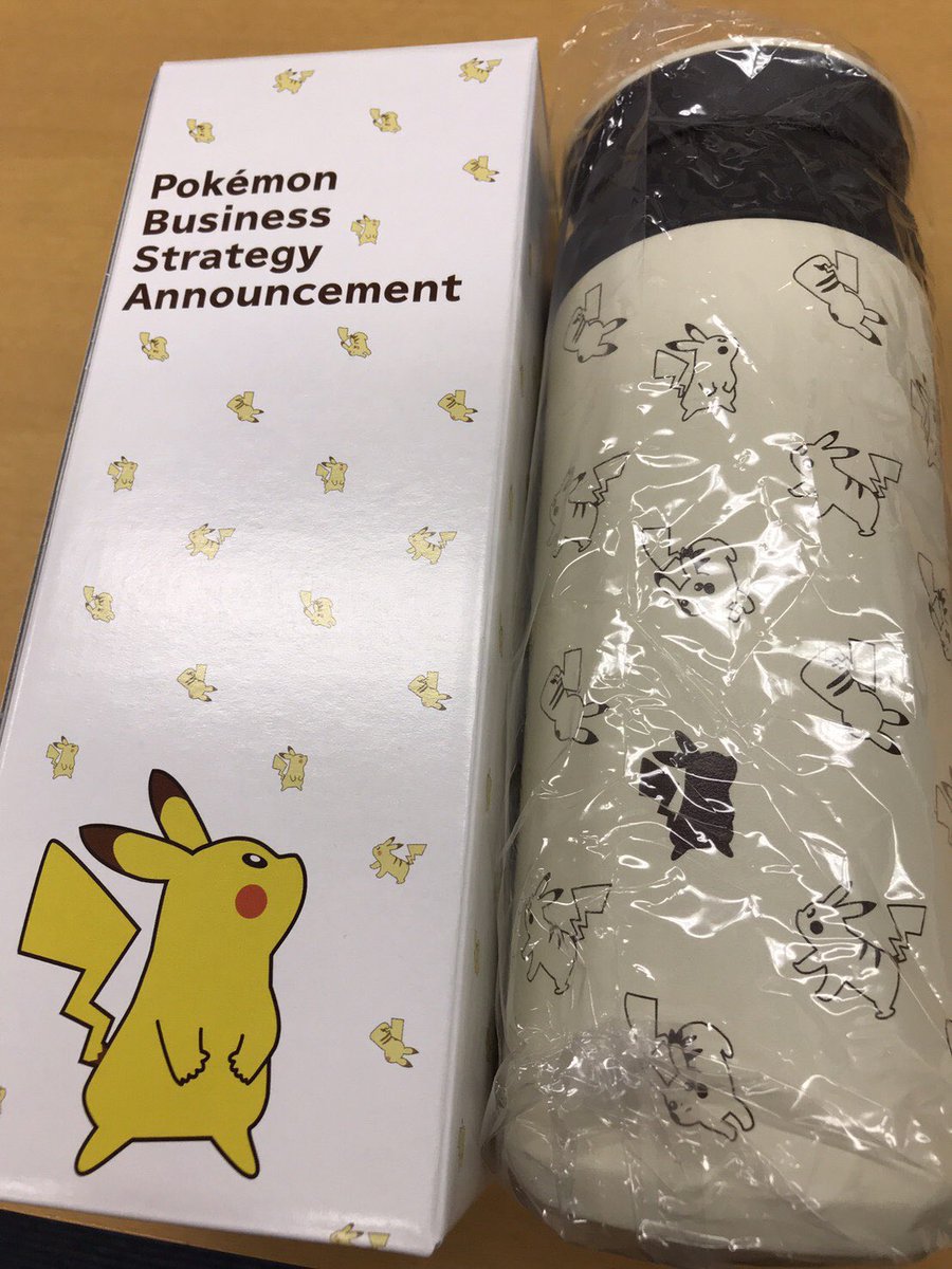 Fifi 石原社長が会見で述べられてたポケモンシャツ柄の粗品 許可頂いたので実物のお写真ツイートします ピカチュウ柄の水筒だそうです ポケモンセンターの初代壁面ロゴがあしらわれた紙袋 内側にはミュウ 19までの軌跡って感じで最高に最高なのに