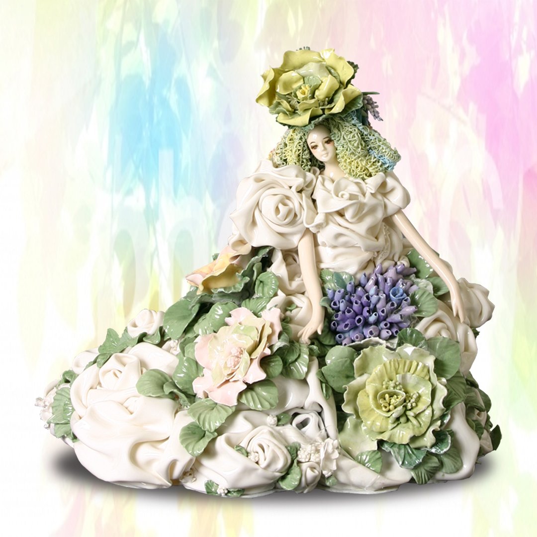 ceradoll1's tweet photo. こちらの作品は、青葉のきらめく森の中、やわらかな木漏れ日に花そよぎ薫る心地を沈黙のうちになよぶ。
着せつけには、多くの花を作りあしらいます。
花の種類によって季節感が変わる作品です。 https://t.co/J68OpW47KQ