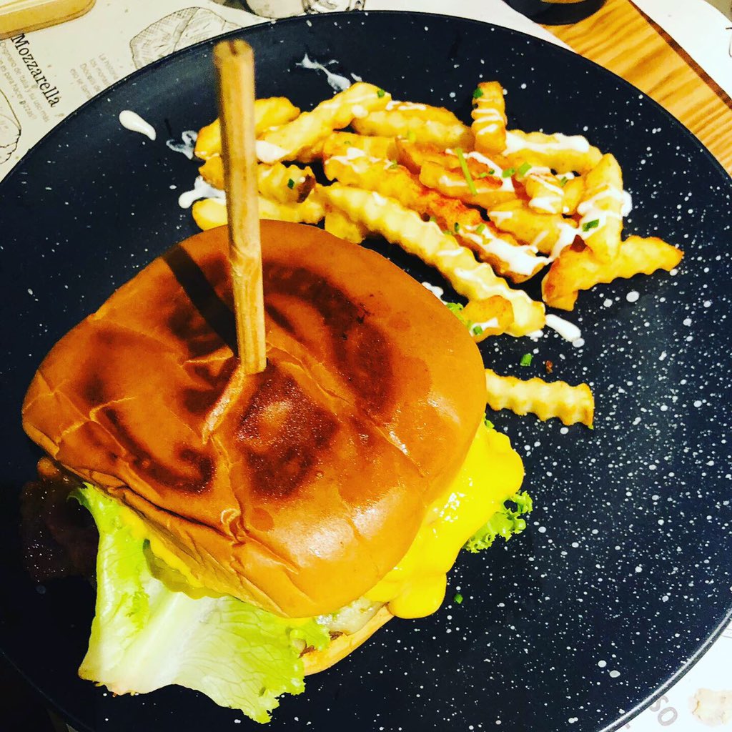 poket_puffy's tweet photo. #HamburgerDay #DíaDeLaHamburguesa literal #corroporcomida 🐷#adipocitorunner #godínezrunner espero que hayan tenido un día lleno de calorías 🐷 @runverorun @Juanma_ak @rykardomch @runverorun @marisaLoar @Jav8169 @gibarvargas #corrermehaenseñado https://t.co/qQr2JxtFoH