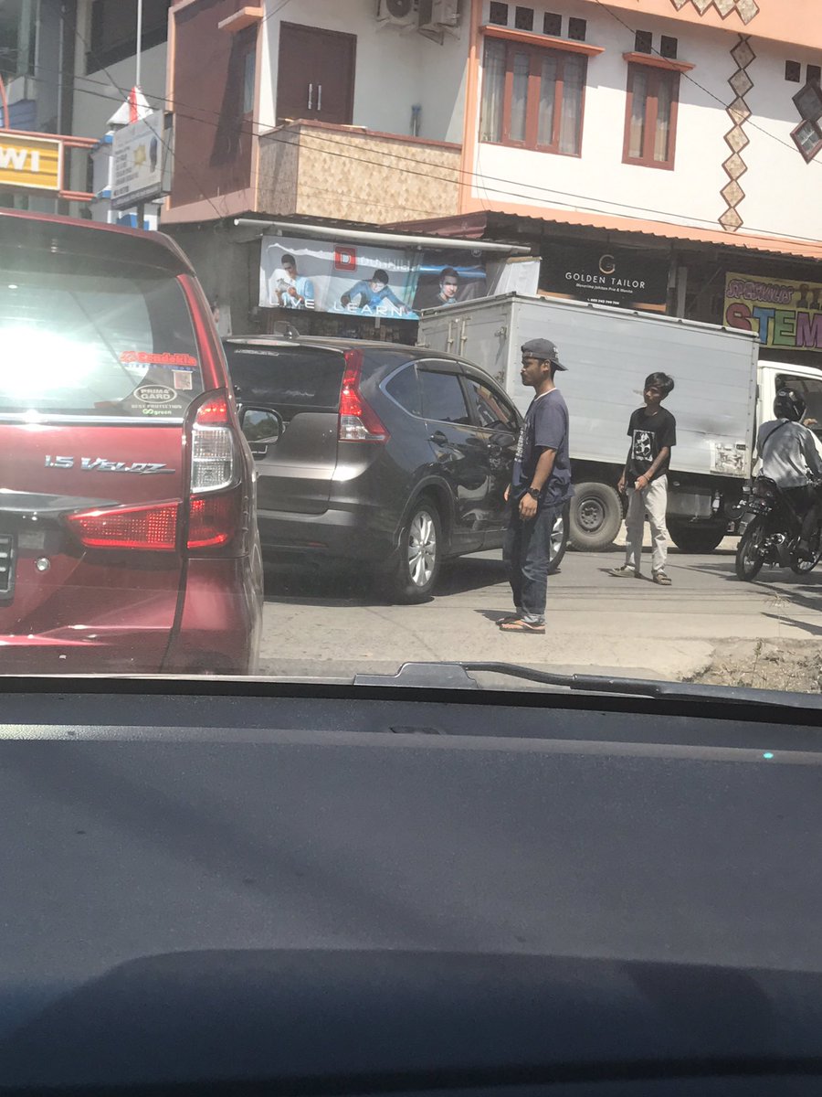 abybo's tweet photo. Tolong tertibkan pak ogah depan CV. Dewi Jl. Abdullah Dg. Sirua. Kendaraan sudah padat, ada pak ogah malah bikin macet. @PolantasMkssr https://t.co/Qx90hgmSU5