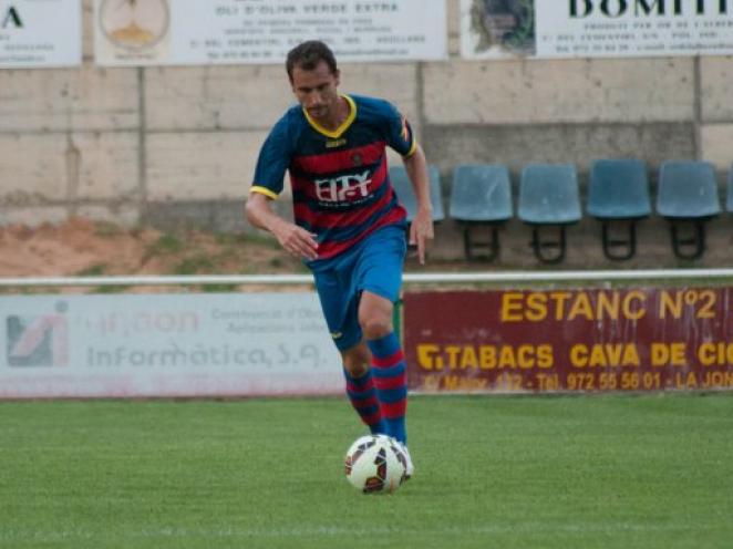 Totocompos's tweet photo. Un clàssic del futbol gironí, @Marcvallho (Sils)  penja les botes, ha jugat entre altres equips @UELlagostera (2a i 2aB), @UEO1921 (2aB), Girona FC (2aB) i @CFPeralada (2aB)
En total 6 PJ 2a Divisió i 137 PJ 2aB (4G)
El seu últim equip ha sigut el @CEBesalu
#FutbolistesGironins https://t.co/KvpYL690YC