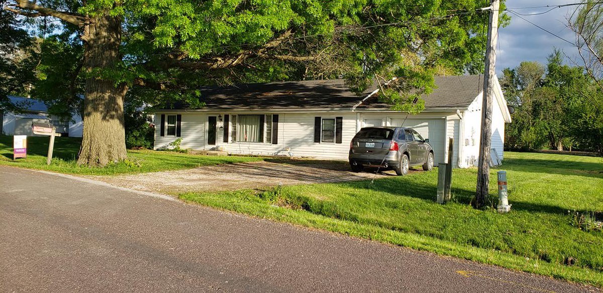 clarksrealtymo's tweet photo. New Listing! 2 bedroom, 1 bath ranch with 1 car attached garage. Approx. 1,344 sq ft living. Central air, forced gas heat, vinyl siding, nice oak hardwood floors. $49,900.00 Call Rick Clark 660 788 1546 or  Jordan Clark 660 414 6414 for more information. https://t.co/R3aD14bsYL