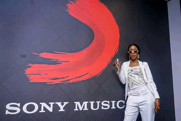 Spraggapromo's tweet photo. Congratulations @IamVinka
Upon Signing Your Signing A Recording Contracts With Sony Music Entertainment @10YrsOfSwangz @THE_WIZY @FFameica @VIPJEMO1 @10YrsOfSwangz @SwangzAvenueUg
She's Performing in gulu on 6th July #BellJam ππ https://t.co/ekSqznwym5