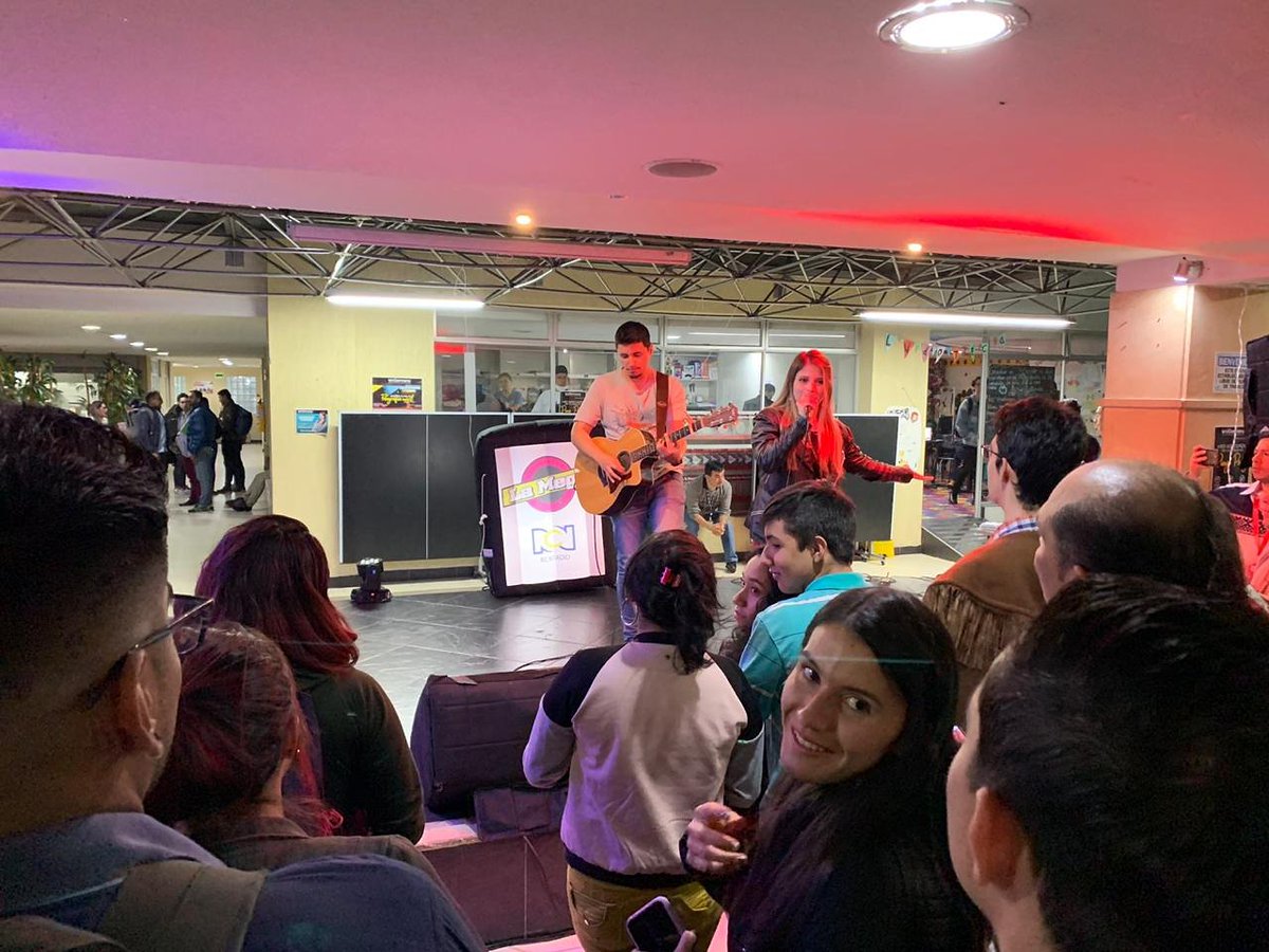 carovegaoficial's tweet photo. "Cuando hay ganas, todo se puede" 😉😊 #NoEresTúSoyYo #FelizMartes
@damuspro @Tourestudiantil #TourEstudiantil #Bogotá #GiraDeUniversidades #ColegiosBogotá #Cantante #CarolinaVega #Love #Amor #LaMega #Colegios #música #Felicidad #Unigermana https://t.co/jwWS20ltaX