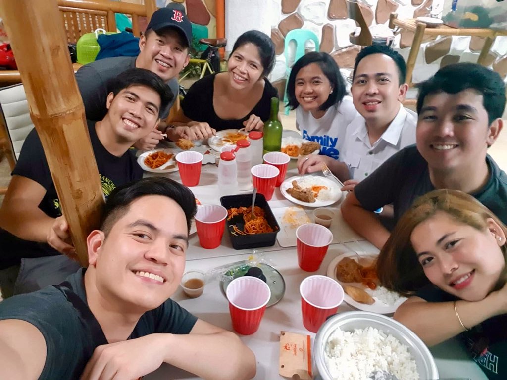 AmazingDace's tweet photo. Work-life balance is when you invite friends over for dinner and at the same time doing your freelance job ❤️ #ThanksSaSupport #SilaNagAdjust #LoveThemAsAWhole #HSForever https://t.co/lhijoKfqlj