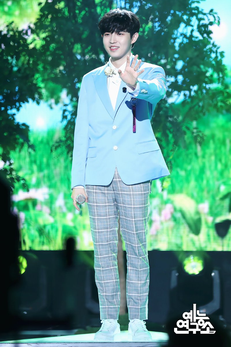 MBC_entertain's tweet photo. 카알~ Knife로 케이크 퍼먹으면서 안녕하세요 들어요🎶
째니 현장포토 보면 달달해서 인슐린 올라감!🍭💜
📷 ☞ https://t.co/N81Z5Tfp9q
190525 #쇼음악중심 #음중 #김재환 #KIMJAEHWAN #안녕하세요 #BeginAgain @KJH_officialtwt https://t.co/mpWdGNYGEX
