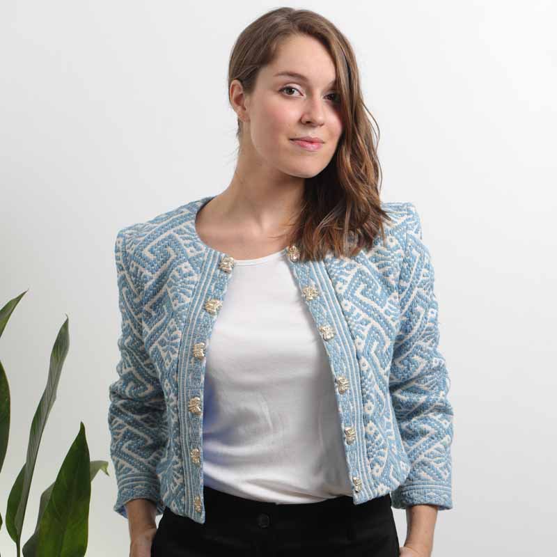 La veste Tai Dam rassemble le meilleur de la #modeéthique #coton #bio #local filé et tissé à la main dans les montagnes du #Laos, teinture naturelle indigo &amp; confection #équitable à #PhnomPenh
👉muudana.com/boutique-ethiq…