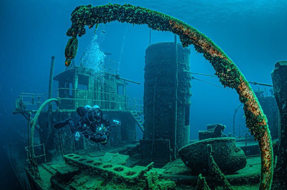 jettbritnell's tweet photo. Stuart Seldon exploring the Niagara shipwreck in #Tobermory’s Fathom Five Marine Park. #scuba #underwaterphotography #shipwrecks  #ExploreCanada #explorerscanada https://t.co/vCHdAf1MtZ