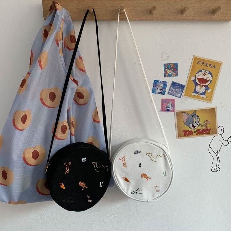 snkhbkh's tweet photo. พร้อมส่ง!!! Giraffe bag 240 บาท
กระเป๋าสะพายผ้าแคนวาสอย่างดี รูปทรงกลม ดูใบเล็ก แต่จุของได้เพียบนะ ลายสัตว์ต่างๆเป็นงานปัก สามารถใส่มือถือรุ่นพลัสได้จ้าาา 
🚩มี 2 สีจ้า มีสีดำ สีขาว #กระเป๋าสะพายข้าง #ไว้ขายของห้ามรีวิวโว้ยย #ตลาดนัดEXO https://t.co/tEnFdCDEcM