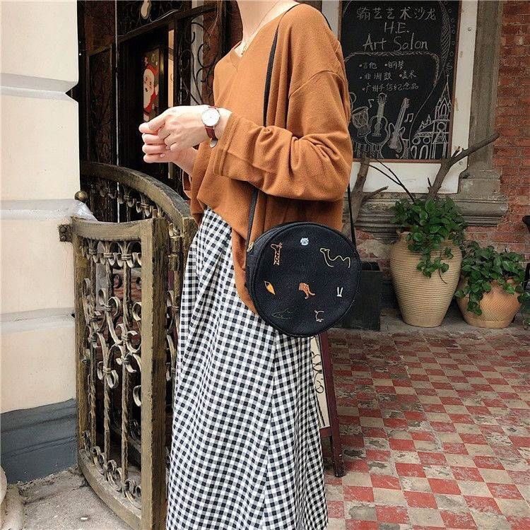 snkhbkh's tweet photo. พร้อมส่ง!!! Giraffe bag 240 บาท
กระเป๋าสะพายผ้าแคนวาสอย่างดี รูปทรงกลม ดูใบเล็ก แต่จุของได้เพียบนะ ลายสัตว์ต่างๆเป็นงานปัก สามารถใส่มือถือรุ่นพลัสได้จ้าาา 
🚩มี 2 สีจ้า มีสีดำ สีขาว #กระเป๋าสะพายข้าง #ไว้ขายของห้ามรีวิวโว้ยย #ตลาดนัดEXO https://t.co/tEnFdCDEcM