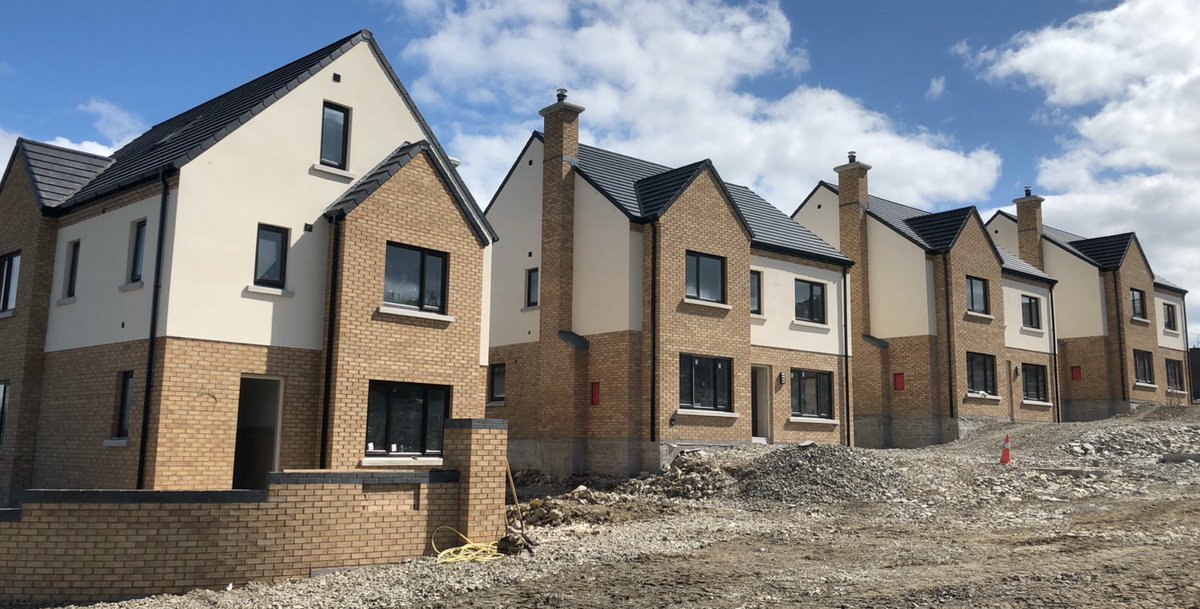 O’Hagan Group’s ‘Fort Ridge’ taking shape on the Dublin Rd in Newry. Each timberframe insulated, drylined, skimmed &amp; the exterior sprayed with KRend K1 through coloured render 👌 #walltech #ohagangroup #krend #plastering #fortridge #dublinroad
