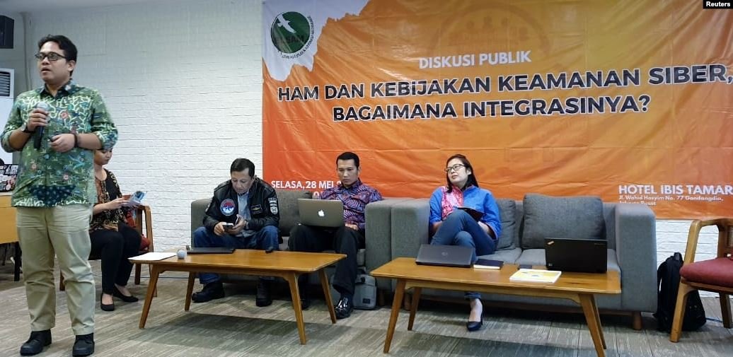 elsamnews's tweet photo. Pemerintah Diminta Pertimbangkan #HAM dalam #UUKeamananSiber https://t.co/DM6FRL1WVA #Cybersecurity #GoodCybersecurity #Privacy #Indonesia https://t.co/W6iNBX2PlM
