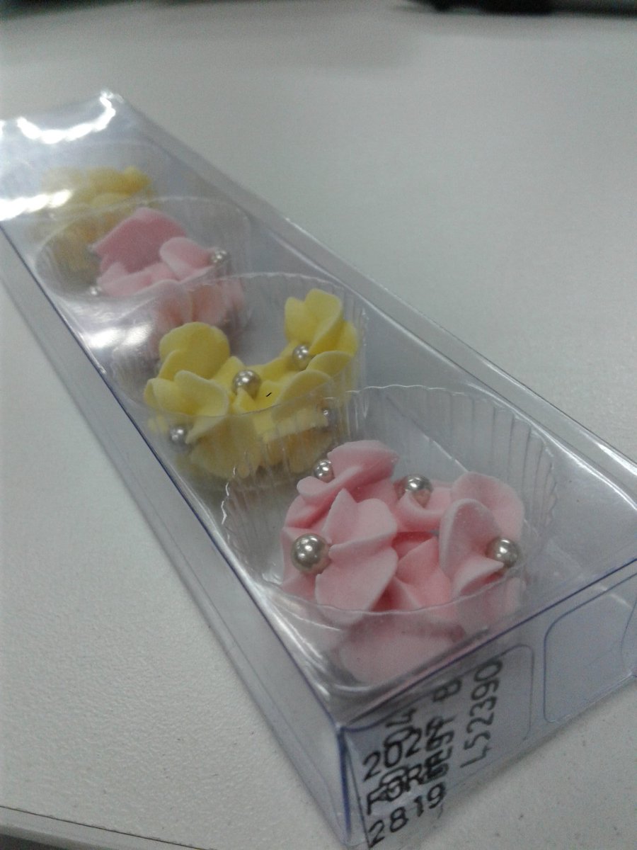 So the speaker yesterday gave a free sugar candies from her shop!  it's so pretty and they said it's delicious 