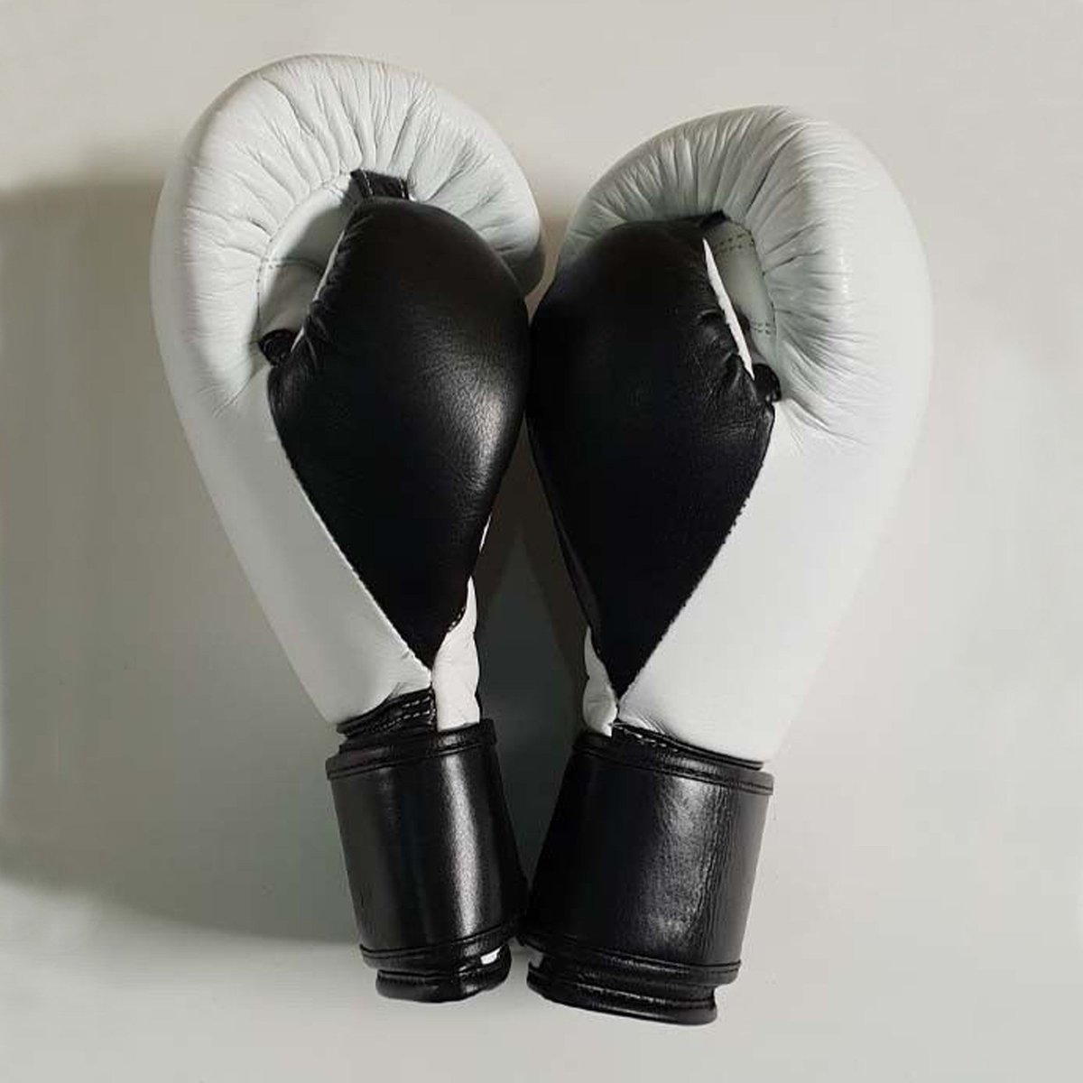 AASIENTERPRISES's tweet photo. white and black boxing gloves https://t.co/oPO5sTDbx3