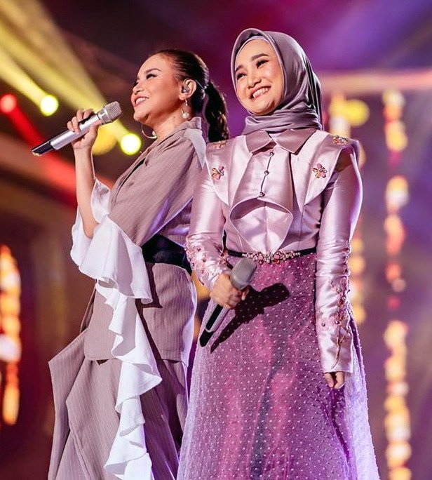 Duch senangnya melihat duet <a href="/FatinSL/">Fatin Shidqia Lubis</a> n Rossa di Super Spesial Ramadan Bukalapak 😊waff_al <a href="/FatinisticYusni/">Yusni</a> <a href="/matSL_/">matSL</a> <a href="/SubonoAW/">Subono Andi Wibowo</a> <a href="/jumidina/">my fayo 4ever</a> <a href="/Lyanie16/">Lyanie</a> <a href="/mi_umik/">Umi kalsum</a> <a href="/aliya_er172/">rohmatul aliya</a> <a href="/Yunipati4/">Yunipati</a> <a href="/bee_afra/">afra</a> <a href="/hany2297/">Hany Seftiyana</a> <a href="/m_abichafas/">M.abichafas</a> <a href="/Dhimaz_sotta/">Dhimaz sotta</a> <a href="/Zahrahmaulia/">yayaa</a> <a href="/Sekar28Sekar/">Sekar Putri Anjani</a> <a href="/Fatinistic/">Fatinistic OFFICIAL</a> <a href="/Fatinistic251/">Fatinistic Forever</a>