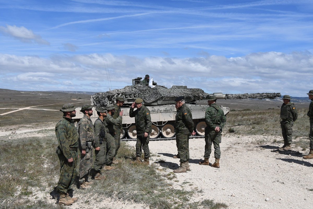 FUTER_ET's tweet photo. El Gral Ruiz Olmos #DIVSanMarcial y el Gral Rodríguez #FUTER visitan a
#BrigadaExtremadura en la realización del tema táctico que ha desarrollado el
contingente #eFPV #CENAD #Zaragoza @EjercitoTierra https://t.co/vkrcuIE8fY