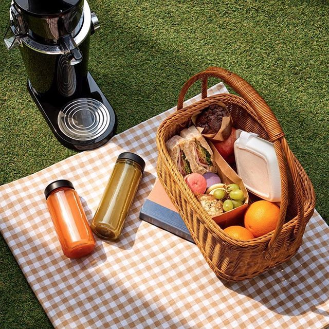 Z wyciskarką na piknik? To mogłoby być nieco problematyczne. 😀 Co innego sok! Zabierz ze sobą porcję soku, która doskonale uzupełni Twój plenerowy posiłek w witaminy, których potrzebujesz. 🍌🥕🍎 #hurom #wyciskarka #zdrowysok #zdrowaenergia #piknikowelo… bit.ly/2Kd9kz9