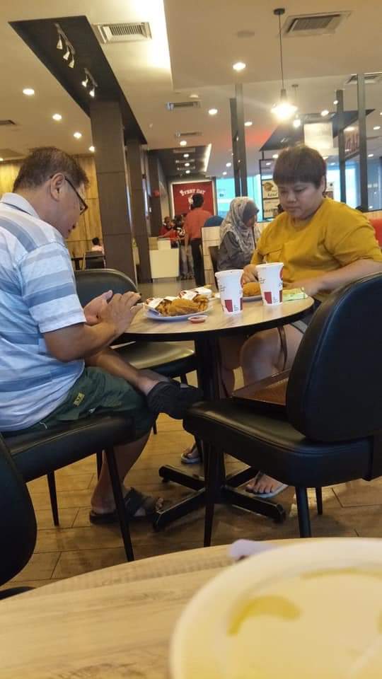 BobCintaRasul's tweet photo. Uncle nie dan wife dia sanggup tunggu azan maghrib baru nak makan sebab hormat orang yang puasa sekeliling dia..walaupun masa tu baru jam 7pm dan masih ada lagi 10 ke 15 minit nak azan,dia masih nak tunggu walau orang tak kisah kalau dia makan..respect
#copyfacebook https://t.co/VbURn8Bpyy