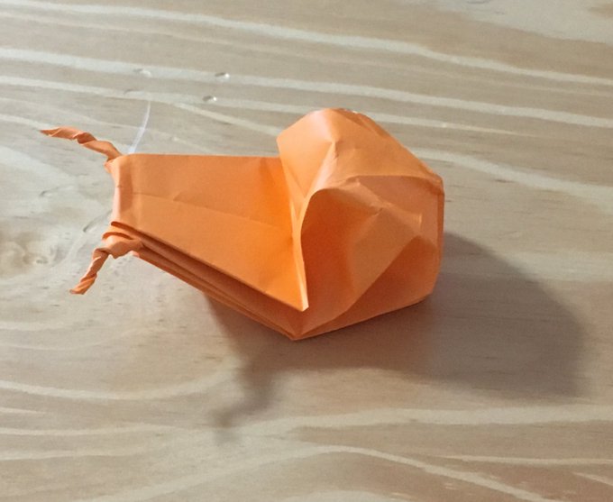 次男作かたつむり。ともだちに教えてもらったとのこと。折り紙のかたつむり可愛くてたまらない。ここ数ヶ月みたものの中で1、2を争う可愛さ。夜帰宅した夫に、なんだと思う?と見せたら「足が生えてきたおたまじゃくし?」と答えていた。言われてみればそう見えないこともない 