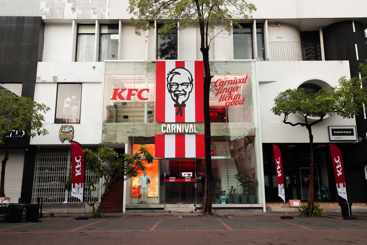 JOMMJOM's tweet photo. คอลเลคชั่นที่ KFC x CARNIVAL คือยอมใจมาก ล่าสุดเปลี่ยนหน้าตาร้านกลายเป็นร้าน KFC แล้ว แงน่ารัก https://t.co/nATbsuLPsT