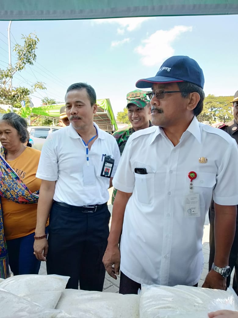 PASAR MURAH
Hari Raya Idul Fitri 1440 H 
"Ramadan Berbagi Untuk Sesama"

Dinas Pertanian dan Ketahanan Pangan Kabupaten Blora ikut berpartisipasi dalam kegiatan tersebut. Pasar Murah Tahun 2019 ini disediakan 6297 paket sembako murah.
<a href="/ReniMiharti/">Reni Miharti</a> @KoncoTani_Blora <a href="/Djoko_Arief/">Bupati&Wabup Blora</a>
